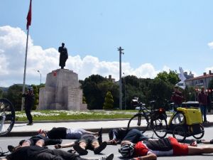 Fransız Bisikletçinin Ölümüne Protesto