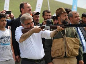 Bakan Yıldız Ve Koruması Atıcılıktaki Hünerlerini Gösterdi