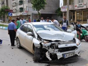 Tarım İşçilerini Taşıyan Kamyonetle Otomobil Çarpıştı: 5 Yaralı