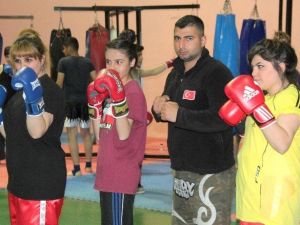 Kadınlar Kendilerini Şiddete Karşı Kick Boksla Koruyacak