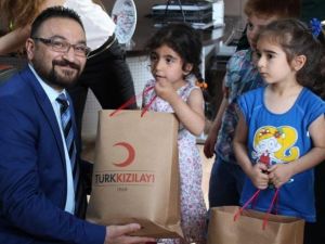 Minik Öğrenciler Kızılay Kumbarası Yaptı