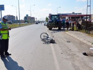 Traktörün Çarptığı Bisikletli Hayatını Kaybetti