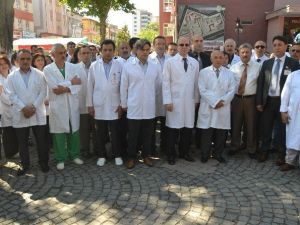 Kayseri’de Sağlık Çalışanları 15 Dakikalık İş Bırakma Eylemi Yaptı