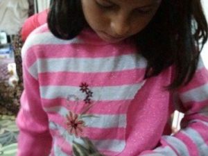 Küçük Ayşe, Yavru Yaban Tavşanını Keçi Sütü İle Besliyor