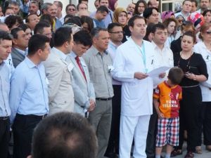 Karaman’da Sağlık Çalışanları 15 Dakikalığına İş Bıraktı
