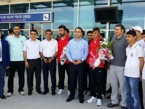 Mardinli Sporcuya Havaalanında Karşılama