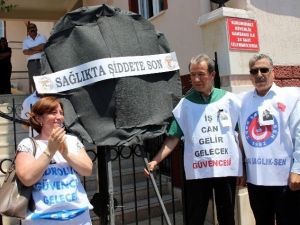 Aydın’da Hekimlerden Siyah Çelenkli Protesto