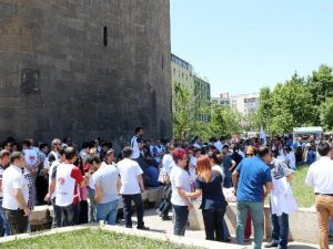 Diyarbakır’da Sağlıkçılar Samsun’da Öldürülen Doktor İçin Yürüdü