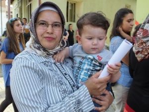 Kucağında Çocuğu İle Belge Aldı