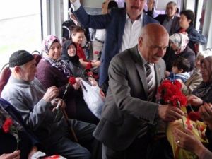 Tamer, Tramvayda Vatandaşlara Karanfil Dağıttı