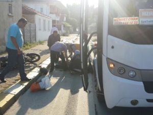 Servis Midibüsüyle Motosiklet Çarpıştı: 1 Yaralı