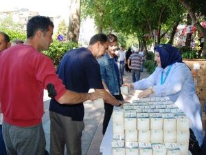İzmit Belediyesi Kandil Simidi Dağıttı