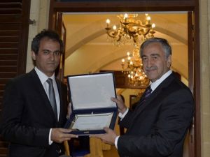 KKTC Cumhurbaşkanı Akıncı’dan Rektör Özer’e Plaket