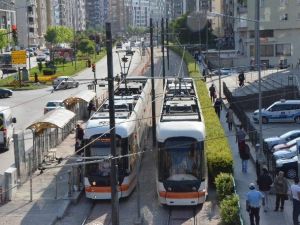 Seçim Pankartları Tramvayı Yarı Yolda Bıraktı