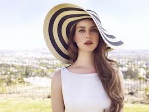 Lana Del Rey’i 15 Bin Kişi İzledi