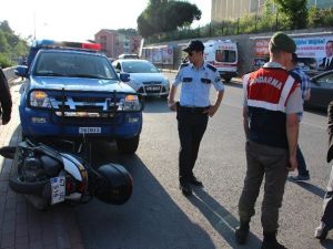 Devrilen Motosiklet Jandarma Aracının Altına Girdi: 1 Yaralı