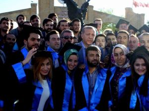 Cumhurbaşkanı Erdoğan Mezuniyet Fotoğrafı Çektiren Öğrencileri Yalnız Bırakmadı