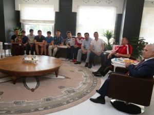 Şampiyonluk Kupasını Başkan Bozbey’e Getirdiler