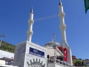İliç’e İnşa Edilen Yusuf Ziya Demir Camisi İbadete Açıldı