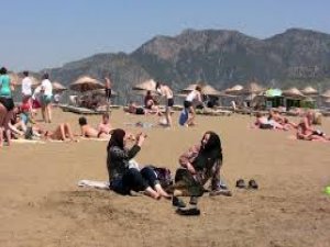 Sahiller Arap Turistlere Kaldı