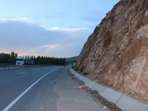 Karayoluna Düşen Kayalar Tehlike Saçıyor