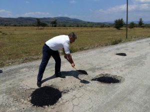 MHP’li Yüksel Dediğini Yaptı, Yol İçin Eline Kürek Aldı