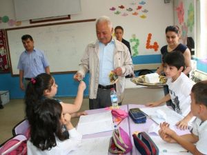 Devrek’te Öğrencilere Kuru Üzüm Dağıtımı Yapıldı