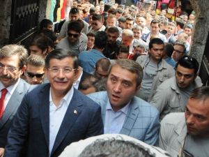 Başbakan Davutoğlu, Sahaflar Çarşısı’nı Gezdi