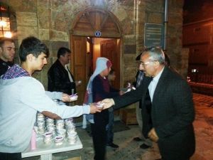 AK Parti Gençlik Kolları Helva Dağıttı