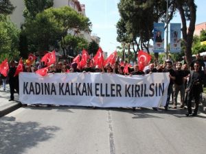 AK Parti’li Kadınlardan Belediyeye Siyah Çelenk