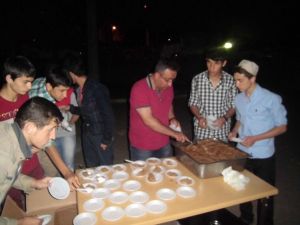 Kargı’da Öğrenciler Kandilde Helva Dağıttı