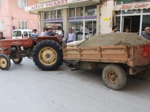 Kum Yüklü Römorkun Altında Kalan İşçi Ağır Yaralandı