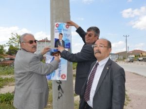 Seçim Afişlerini Kendileri Asıyorlar
