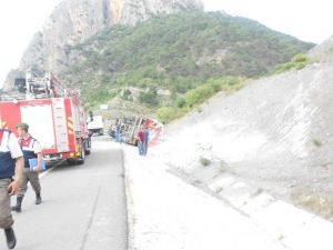 Osmaneli’de Alçı Yüklü Tır Devrildi, Sürücü Yaralandı