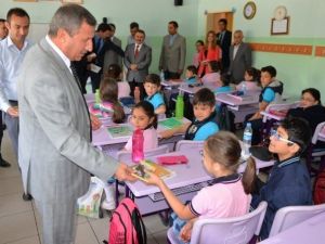 Öğrencilere Kuru Üzüm Dağıtıldı