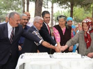Huzurevinde Yaşlılara Doğum Günü Partisi