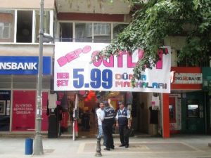 Zabıta’dan Gelişigüzel Asılan Afişe Geçit Yok