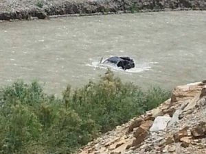 Otomobil Zap Suyuna Yuvarlandı: 4 Yaralı
