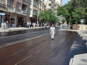 Cumhuriyet Caddesinde Aşınma Tabaka Asfalt Çalışması Yapılıyor