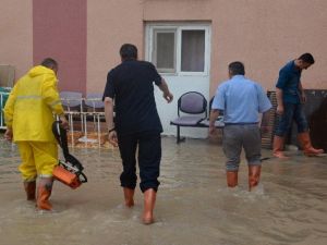 İtfaiye Ekipleri Selde Mahsur Kalan 10 Kişiyi Kurtardı