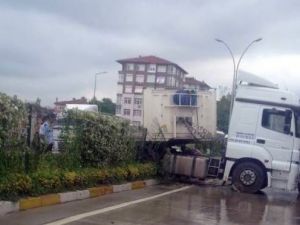 Kocaeli’de Tır Yağmur Nedeniyle Yoldan Çıktı