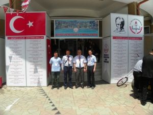 Liselilerin Makinesi Bakanın İlgisini Çekti