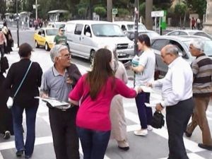 AK Kadınlardan Vatandaşlara Gazete Ve Kitap