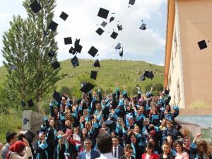Bitlis Eren Üniversitesi’nde Mezuniyet Sevinci