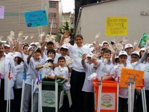 Belediye Başkanı Çocuklarla Birlikte Sokakları Temizledi