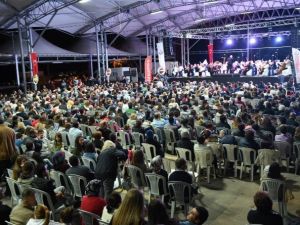 Uşak’ta Pazar Yerinde Senfoni Orkestrası Konser Verdi