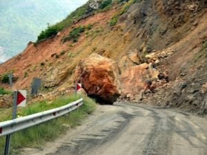 Kaya Parçası Yola Düştü