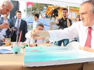 Başkan Yılmaz, Resim Şenliği’nde Yağlı Boya Resim Yaptı