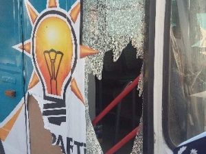 AK Parti’nin Seçim Otobüsüne Taşlı Saldırı
