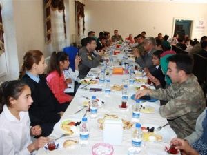 TEOG Sınavında Başarılı Olan Öğrenciler Kahvaltıda Buluştu
